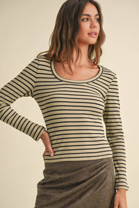 Olive and black striped tee
Scoop neck&nbsp;
Long sleeves&nbsp;
Fitted silhouette&nbsp;
Hits at waist&nbsp;